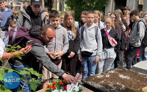 Uczniowie ze SP nr 3 w&nbsp;Łańcucie w&nbsp;trakcie wycieczki do Paryża odwiedzili mogiłę dowódcy 10 Pułku Strzelców Konnych